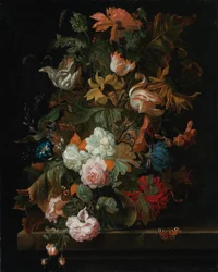 Nature morte avec des fleurs dans un vase en verre avec un papillon